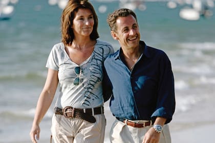 Cecilia Ciganer-Albéniz fue su mujer entre 1996 y 2007 (se separaron a los pocos meses que él resultó electo presidente) y tienen un hijo, Louis (22). En total, Sarkozy es padre de cuatro.