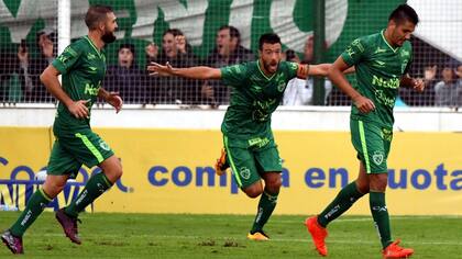 N??ez no quiere gritar su gol de tiro libre, aunque Dutari lo hace por ?l