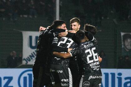 Sarmiento celebra el gol propiciado por Federico Rasmussen, a quien ayudó su rival Raúl Lozano para que se diera el 2-1 parcial.