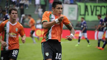 Sarmiento celebra su gol