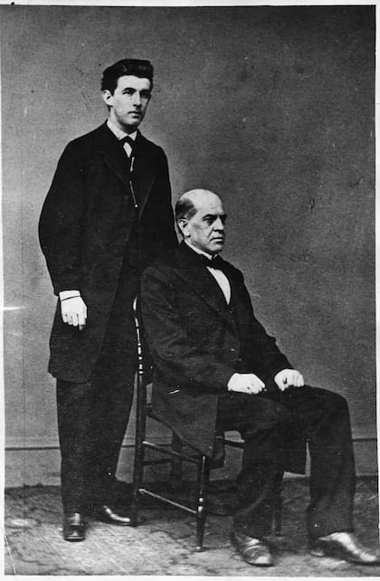 Sarmiento, representante del gobierno argentino en Washington, con su secretario, Bartolito Mitre. Viajó desde los Estados Unidos para asumir el mandato presidencial. Arribó al país el 29 de agosto de 1868, seis semanas antes de iniciar su gestión.