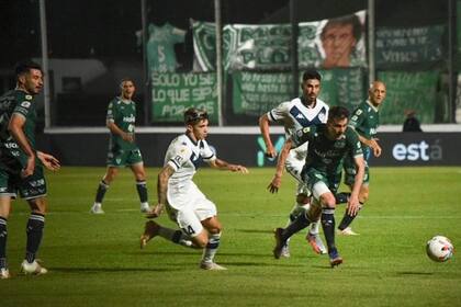 Sarmiento y Velez jugaron un partido con más ocasiones de gol en el primer tiempo, pero que se definió en el segundo.