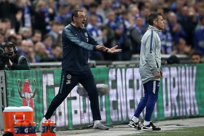 Sarri, enfurecido porque Kepa no quería salir de la cancha y permitir el cambio.