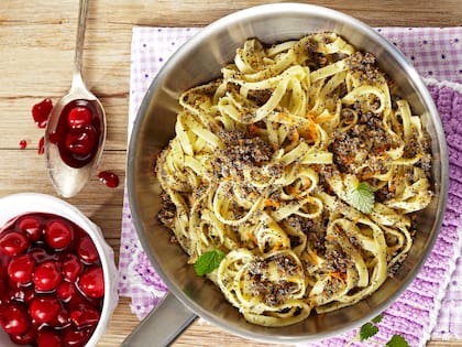 Sartén de cintas con amapola y ragú de cerezas