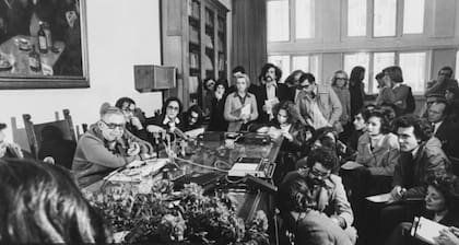 Sartre fue uno de los intelectuales más influyentes del siglo XX. Aquí se le ve en una rueda de prensa en 1975.