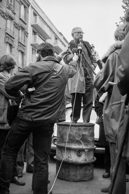 Sartre participó en protestas en las calles de su país y expresó solidaridad con movimientos sociales y políticos. Esta es una foto de 1970.
