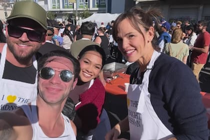 Edward Gelhaus, Sasha Farber, Jenn Tran y Jennifer Garner durante un evento solidario