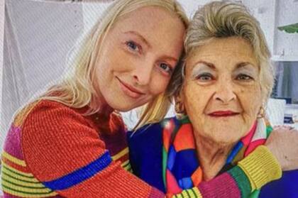 Sasha abrazada a su madre.