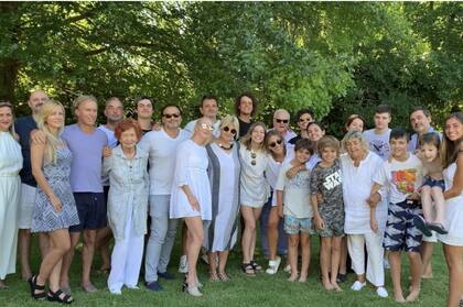 Sasha, junto a su nueva familia argentina.