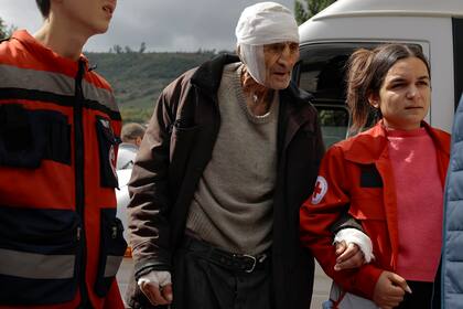 Sasha, un hombre de etnia armenia que tiene 84 años y está herido, recibe ayuda de voluntarios a su llegada desde Stepanakert, en Nagorno Karabaj, a Goris, en la región armenia de Syunik, el miércoles 27 de septiembre de 2023. (AP Foto/Vasily Krestyaninov)