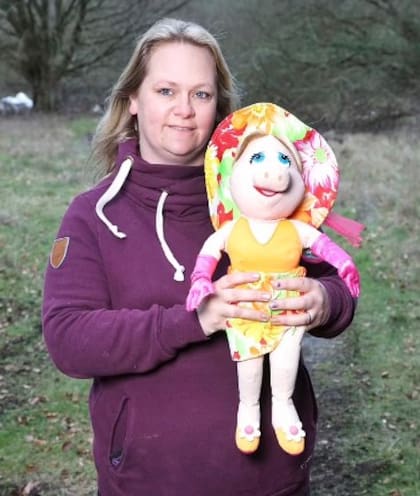 Sasha Walpole con el muñeco de Miss Piggy que le regaló el príncipe Harry hace veinte años