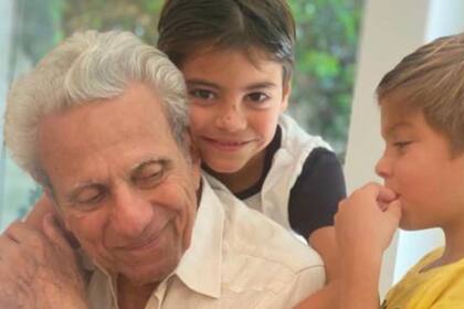 Sasha y Milán junto a su abuelo (Foto Instagram @Shakira)