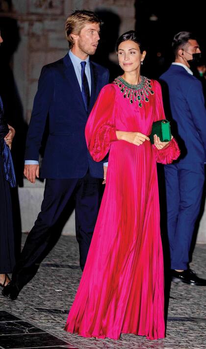 Sassa de Osma eligió un traje de gala plisado con manga globo y maxicollar de cristales verde, todo de Andrew GN, y se mostró inseparable de su marido, Christian de Hannover.