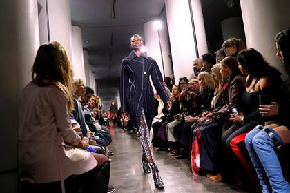 Sastrería y botas leggins con estampas y transparencia. Colección Mugler