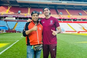Llevó a Maradona a la India y ahora al Dibu Martínez a Bangladesh: quién es el empresario fanático del fútbol argentino