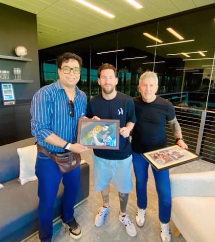 Satadru Dutta, en una imagen de febrero de este año, junto con Lionel y Jorge Messi