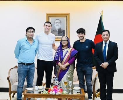 Satadru Dutta (izquierda), organizador de la gira de Messi por India, en una imagen de 2023, con Dibu Martínez y la primera ministra de Bangladesh, Sheikh Hasina