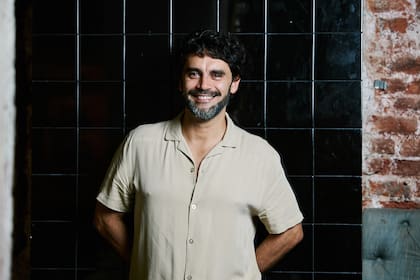 Satisfecho con sus elecciones artísticas, no duda en encontrar en el escenario, "una isla", el espacio para canalizar su vocación actoral