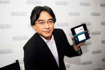 Satoru Iwata junto a la 3DS, la consola portátil con pantalla 3D que no requiere de anteojos especiales