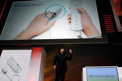 Satoru Iwata, presidente de Nintendo, presenta un nuevo accesorio llamado Wii Vitality Sensor