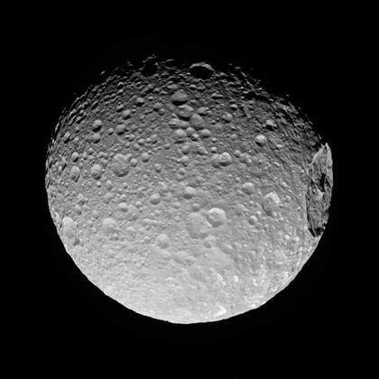El gigantesco cráter Herschel del satelite Mimas