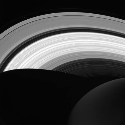 Saturno desde arriba, su cara oscura y la sombra del planeta sobre los anillos