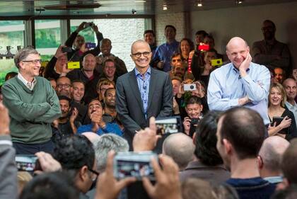 Satya Nadella, nuevo CEO de Microsoft, rodeado por Bill Gates y Steve Ballmer durante el anuncio oficial de la compañía