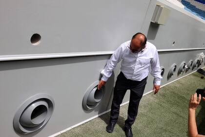 Saud Abdulaziz Abdul Ghani, conocido como "Dr. Cool" (Dr. Frío, en inglés), muestra el sistema de refrigeración en el estadio Al Janoub, uno de los ocho que se usarán en Qatar 2022