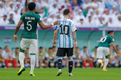 Ali Al-Bulaihi toca el hombro del delantero argentino Lionel Messi; trató de intimidarlo: ¿lo habrá logrado?