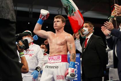 Saul Canelo Alvarez celebrando después de ganar su pelea por el campeonato súper mediano de la WBA, WBC y Ring Magazine contra Avni Yildirim en el Hard Rock Stadium en Miami