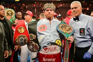 Una gran pelea de dos pegadores salvajes que tienen en la mira al Canelo Álvarez