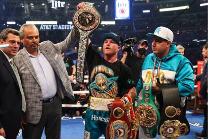 Saul "Canelo" Alvarez levantando la tercera corona de la categoría supermediano ante Billy Joe Saunders: el sábado buscará hacer historia con el cinturón que le falta.