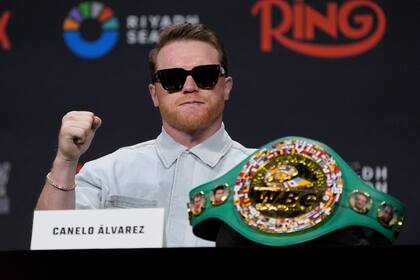 Saúl "Canelo" Álvarez posa con uno de sus cinturones durante una conferencia de prensa en Las Vegas, el viernes 27 de junio de 2025 (AP Foto/John Locher)