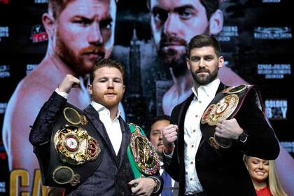 Saúl "Canelo" Avarez y Rocky Fielding, en la presentación del choque de diciembre