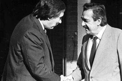 Saúl Edolver Ubaldini saluda al Raúl Ricardo Alfonsín, en el año 1985; pese a la sonrisa de ambos, la relación entre los dos sería ríspida durante todo el gobierno del presidente radical