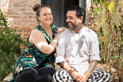 Saúl Roberto Lencina y María de los Ángeles De Muro en la entrada de Poytava, la casa del chef