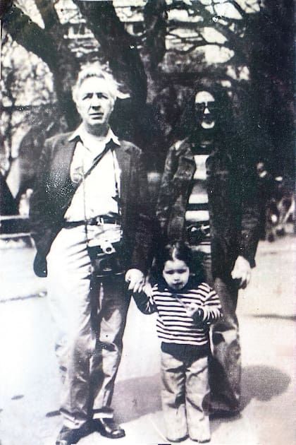Saula junto con sus padres, Saulo Benavente y Graciela Galán, en Plaza San Martín.