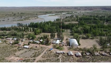 Sauzal Bonito está a la orilla del Río Neuquén.