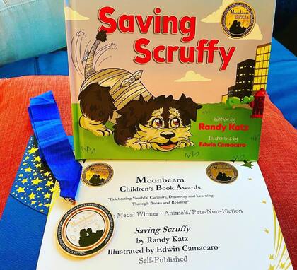 Saving Scruffy ha recibido tres premios literarios: la Medalla Moonbeam de Literatura Infantil, la Medalla del Primer Lugar en los Premios del Libro Independiente y la Medalla del Premio Royal Dragonfly Book
