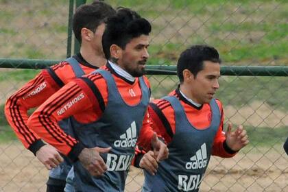 Saviola y Lucho González, en el entrenamiento de hoy