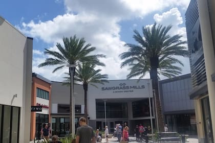 Sawgrass Mills, en Sunrise, Florida, es presentado como el centro comercial más grande del país