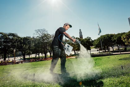 Saype, en Buenos Aires, mientras realizaba su obra en la Plaza San Martín.