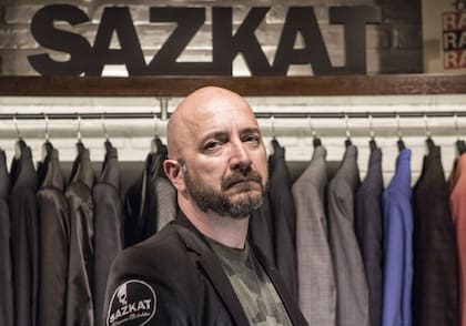 SAZKAT es una marca de indumentaria que se dedica al diseño y trabajo artesanal de trajes.