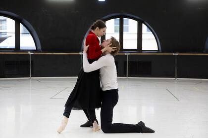 Casi 70 bailarines participan de esta producción que tiene siete cambios de escenografía