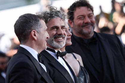 Sbaraglia, muy sonriente este viernes en la alfombra roja de Cannes junto a Canet, Cotillard (semioculta) y Menochet