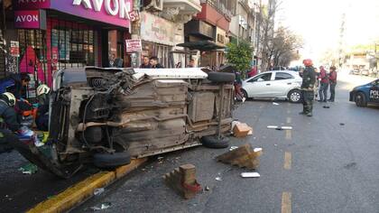 Scalabrini Ortiz al 200. Choque entre un colectivo, un utilitario y un auto. Éste último atropelló a 3 mujeres que estaban en la vereda. Bomberos de la Ciudad asiste a las víctimas. 5 trasladados