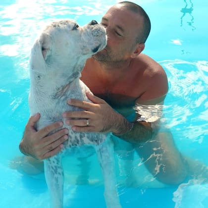 Scalco con un perro, en una imagen de su cuenta de Facebook