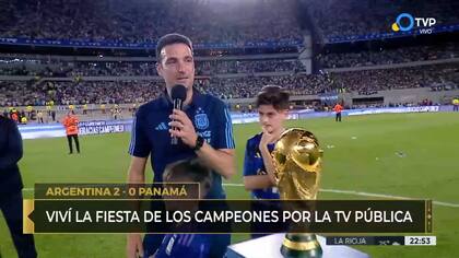 Scaloni, acompañado por sus hijos, le habla al Monumental