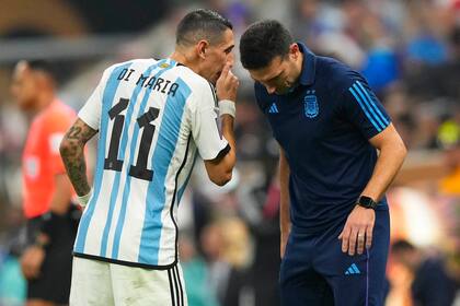 Scaloni charla con Di María en la final de la Copa del Mundo entre Argentina y Francia