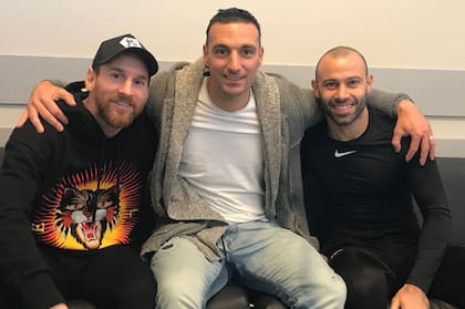 Scaloni con Messi y Mascherano, con quienes tiene una gran amistad; compartieron el plantel durante el Mundial 2006